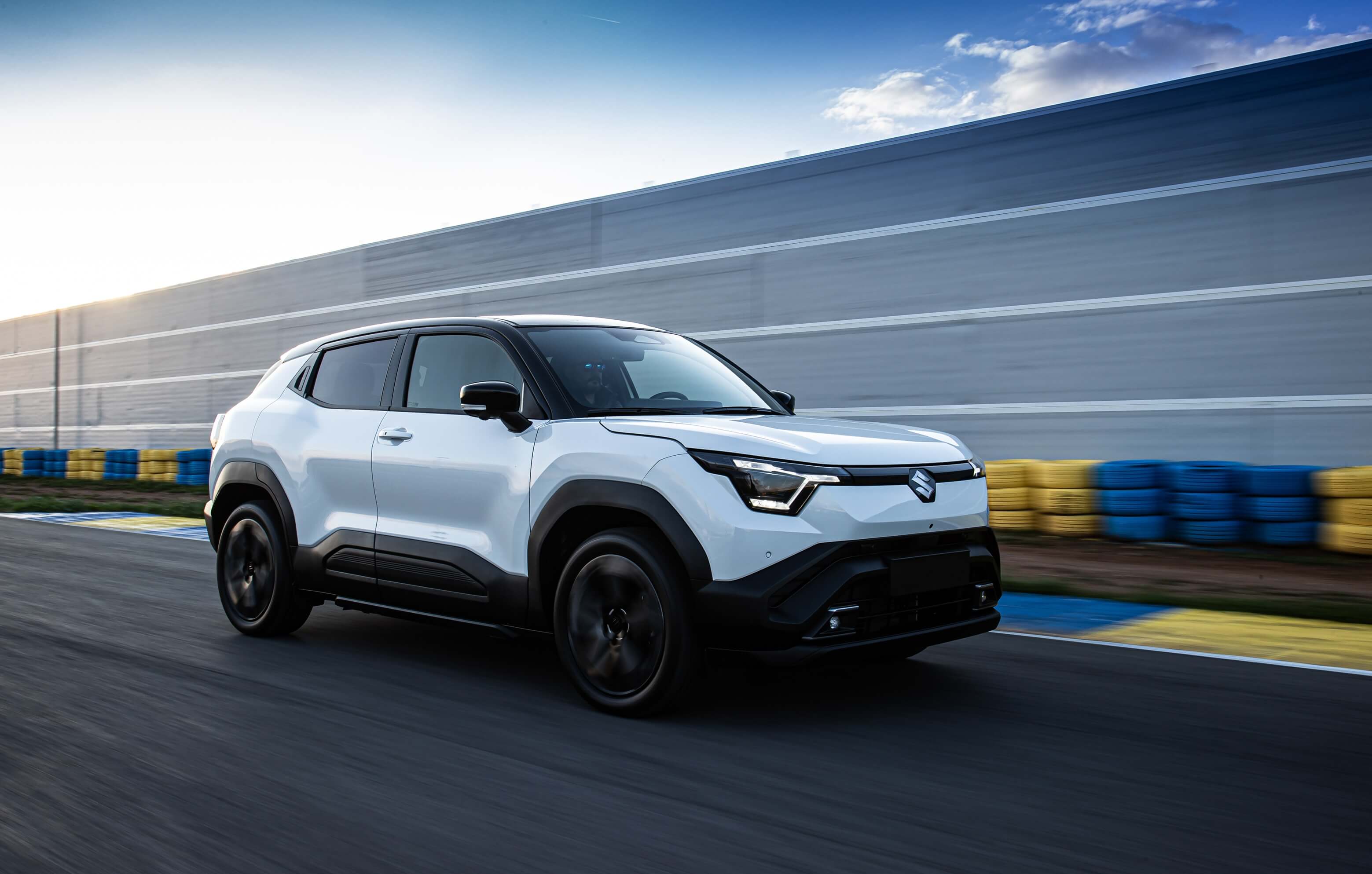 Suzuki e VITARA_1_L.jpg